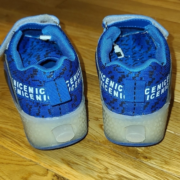 LIGHTING up shoes with wheels - Picture 6 of 10